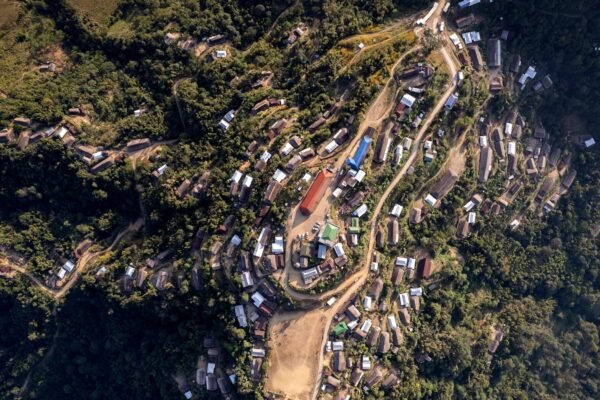 पूर्वोत्तर भारत में, एक सीमा बाड़ गांवों, घरों और जीवन के माध्यम से काट सकती है