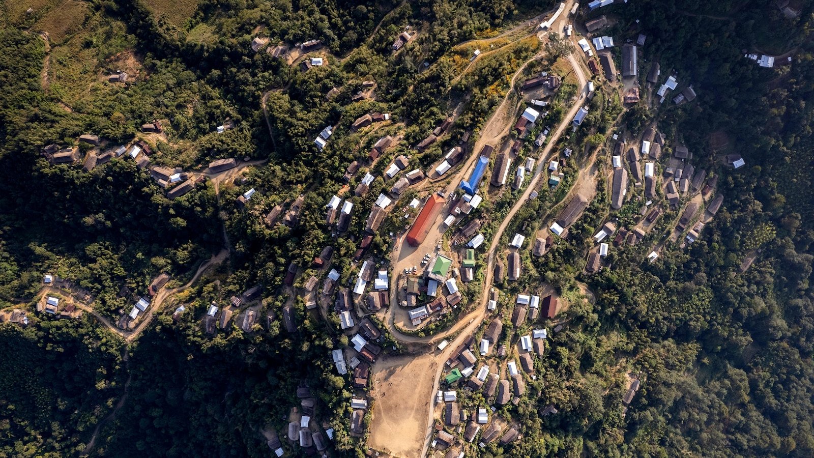 पूर्वोत्तर भारत में, एक सीमा बाड़ गांवों, घरों और जीवन के माध्यम से काट सकती है