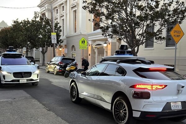 ऑस्टिन, टेक्सास में ड्राइवरलेस राइड्स बेचना शुरू करने के लिए Waymo के साथ Uber टीम