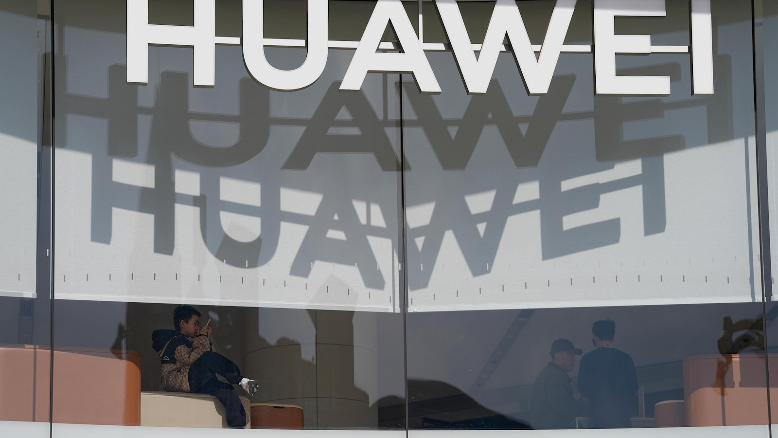 चीन के टेलीकॉम दिग्गज Huawei Technologies का कहना है कि इसका लाभ 28% गिर गया, जबकि 2024 में राजस्व में वृद्धि हुई