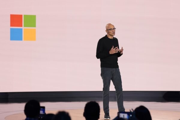 Microsoft ने कर्मचारी को फायर किया, जिन्होंने इजरायल की सेना के लिए AI टेक का विरोध करने के लिए सीईओ के भाषण को बाधित किया