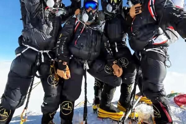 एक प्रसिद्ध माउंटेन गाइड लंदन छोड़ने के बाद एक सप्ताह से भी कम समय में एवरेस्ट शिखर सम्मेलन में ग्राहकों को डालता है