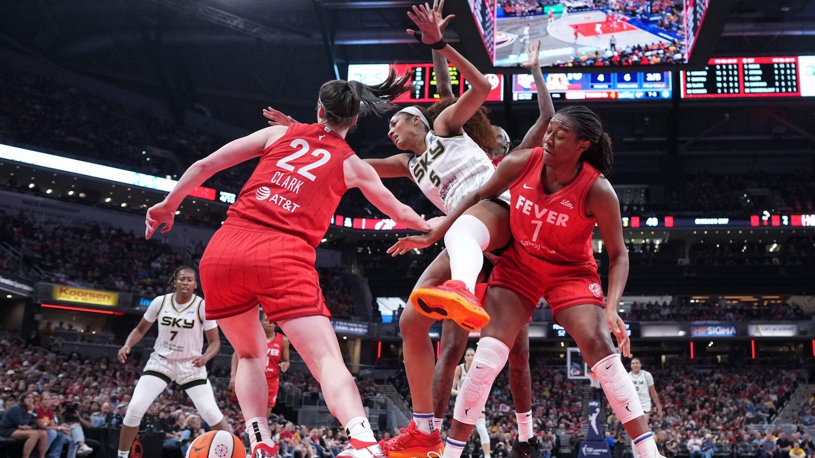 केटलीन क्लार्क और एंजेल रीज़ ने ओपनिंग वीकेंड में स्टेलर रेटिंग के लिए WNBA की मदद की