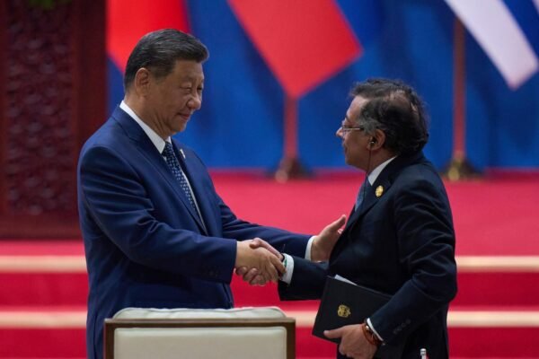 कोलंबिया चीन स्थित विकास बैंक में शामिल होना चाहता है क्योंकि लैटिन अमेरिका वाशिंगटन से दूर बह जाता है